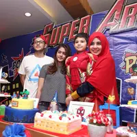 Kemeriaahan terlihat ulang tahun dengan tema The Avengers. Acara berlangsung Minggu (10/4/2016), di Kawasan Bintaro, Tangerang Selatan. (Andy Masela/Bintang.com)