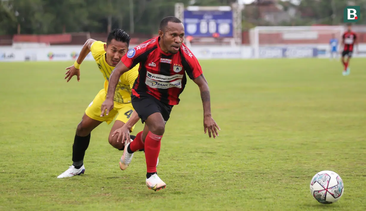Pemain Persipura Jayapura, Yohanes Pahabol (kanan) berusaha melewati pemain PS Barito Putera, Miftah Anwar Sani saat laga pekan kesembilan BRI Liga 1 2021/2022 antara Persipura Jayapura melawan PS Barito Putera di Stadion Moch Soebroto, Magelang, Senin (23/10/2021). (Bola.com/Bagaskara Lazuardi)