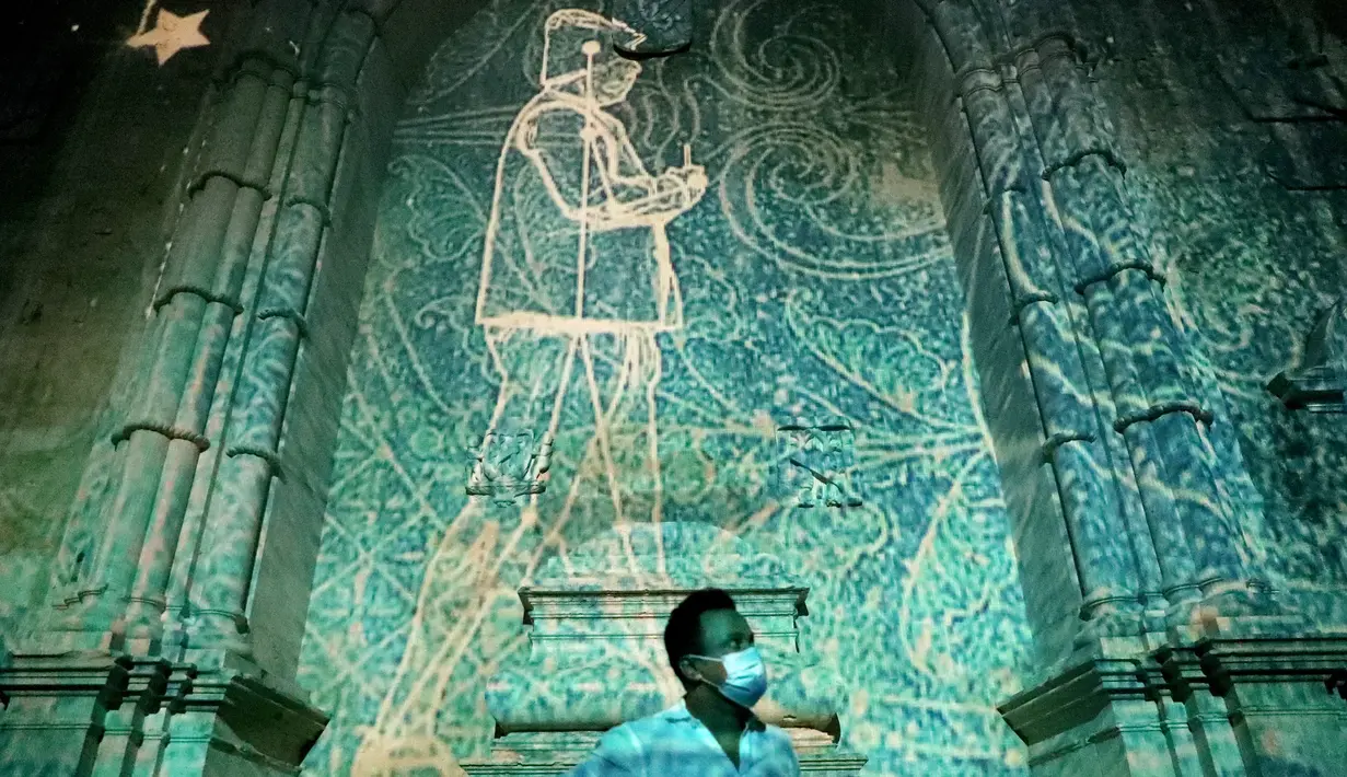Seorang pria menghadiri pertunjukan Lisbon Under Stars di Reruntuhan Gereja Carmo di Lisbon, Portugal (26/8/2020). Pertunjukan ini akan berlangsung hingga 31 Oktober merupakan pertunjukan multidisiplin yang bertujuan untuk meningkatkan budaya dan warisan Lisbon. (Xinhua/Pedro Fiuza)