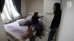 Warga melihat interior kamar contoh unit rumah DP 0 rupiah di kawasan Klapa Village, Jakarta Timur, Senin (22/1). Pembangunan hunian vertikal  ini dibangun di atas lahan 1,4 hektar milik BUMD PD Pembangunan Sarana Jaya. (Liputan6.com/Arya Manggala)