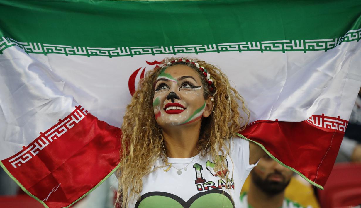 Suporter cantik Iran mengibarkan bendera saat menonton laga grup B Piala Dunia melawan Spanyol di Kazan Arena, Kazan, Rabu (20/6/2018). Iran kalah 0-1 dari Spanyol. (APFrank Augstein)