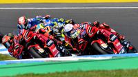 Pebalap Ducati Lenovo, Francesco Bagnaia (kiri)&nbsp;memacu motornya saat MotoGP Australia 2022 yang berlangsung di Sirkuit Phillip Island pada Minggu (16/10/2022) pagi WIB. (AFP/Paul Crock)