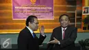Menko Kemaritiman yang baru Rizal Ramli (kiri) berbincang dengan Indroyono Soesilo saat sertijab menteri di gedung BPPT, Jakarta, Kamis (13/8/15). Rizal resmi menggantikan Indroyono Soesilo sebagai Menko Kemaritiman. (Liputan6.com/Herman Zakharia)