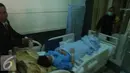 Aktris Julia Perez terbaring dibawa petugas rumah sakit usai menjalani pemeriksaan MRI di RSCM, Jakarta, Rabu (28/12). Julia Perez masuk rumah sakit sejak pekan lalu. Sebelumnya, ia sempat merasakan sakit di bagian kakinya. (Liputan6.com/Herman Zakharia)