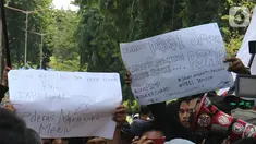 Suporter sepak bola dari berbagai aliansi memadati tempat berlangsungnya Kongres Luar Biasa (KLB) Pemilihan PSSI di Hotel Shangri-La, Jakarta, Sabtu (2/11/2019). Mereka membawa spanduk berisi penolakan KLB Pemilihan PSSI 2019. (Liputan6.com/Herman Zakharia)