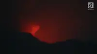Sinar api menyala terang di puncak kawah Gunung Agung, di Karangasem, Bali, Minggu (26/11). Dalam laporan pengamatan periodik PVMBG menyebutkan sinar api terpantau di puncak gunung setinggi 3.142 mdpl. (Liputan6.com/Andi Jatmiko)