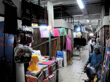 Seorang pedagang menunggu pembeli di kios sementara Blok V Pasar Senen, Jakarta, Selasa (24/6/14). (Liputan6.com/Faizal Fanani)