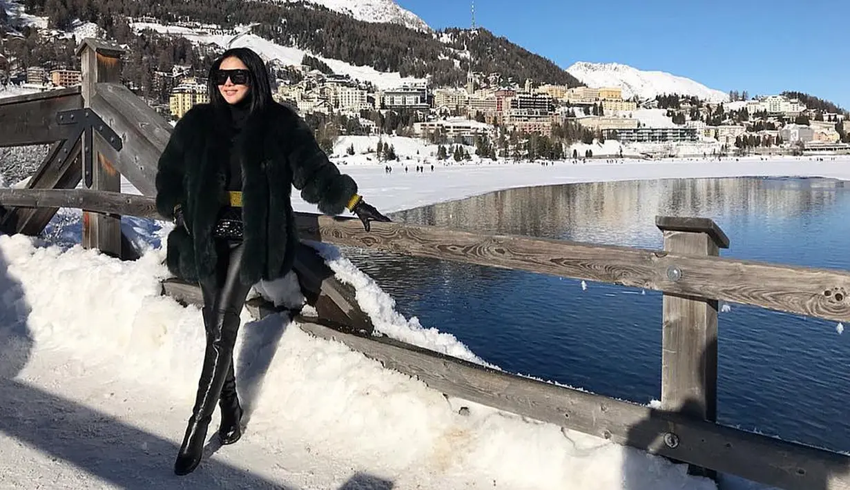 Untuk liburan akhir tahun, Syahrini memilih Swiss sebagai tempat berlibur. Kabarnya ia akan berlibur di luar negeri sampai akhir Januari 2018. (Foto: instagram.com/princessyahrini)