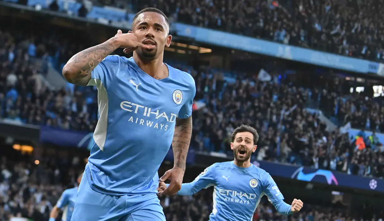 <p>Gabriel Jesus telah menjadi pilar penting di Manchester City besutan Pep Guardiola sejak didatangkan pada 2017 lalu. Selain sebagai striker murni, ia juga mampu bermain di beberapa posisi. Hal tersebut yang membuat dirinya banyak mendapatkan menit bermain. Di umurnya yang masih 25 tahun, Jesus mampu meraih banyak gelar bergengsi bersama The Cityzens, salah satunya tiga trofi Liga Inggris. (AFP/Paul Ellis)</p>