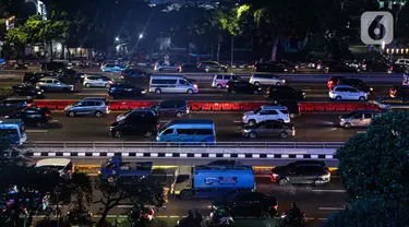 Sejumlah kendaraan terjebak kemacetan pada jam pulang kerja di Jalan Gatot Subroto, Jakarta, Rabu (10/5/2023). (Liputan6.com/Faizal Fanani)