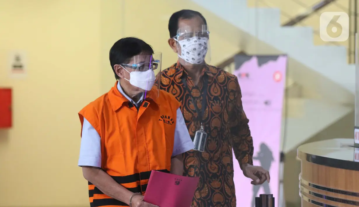 Mantan Direktur Teknik dan Pengelolaan Armada Garuda, Hadinoto Soedigno sebelum rilis penahanan di Gedung KPK, Jakarta, Jumat (4/12/2020). Hadinoto merupakan tersangka ketiga dalam kasus suap di Garuda. Sebelumnya KPK menetapkan Emirsyah Satar dan Soetikno Soearjo (Liputan6.com/Helmi Fithriansyah)