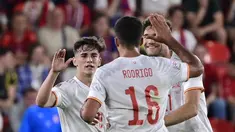 Gelandang Spanyol, Pablo Gavi diberi selamat rekan setimnya setelah mencetak gol ke gawang Republik Ceko pada pertandingan kedua Grup A2 UEFA Nations League di Stadion Eden Arena, Praha, Senin (6/6/2022). Spanyol bermain imbang atas Ceko 2-2. (Roman Vondrous/CTK via AP)