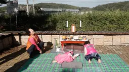 Anak-anak Korea Selatan, Oh Ryul dan Oh Hyun memberikan penghormatan kepada leluhur mereka untuk merayakan Chuseok di Imjingak Pavilion, Paju dekat perbatasan dengan Korea Utara, Jumat (13/9/2019). Chuseok sendiri merupakan Hari Thanksgiving di Korea. (AP/Ahn Young-joon)
