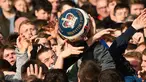 Para peserta berebut bola saat mengikuti Royal Shrovetide Football Match di Ashbourne, Derbyshire, Inggris, Selasa (5/3). Royal Shrovetide Football Match merupakan permainan sejenis sepak bola bercampur rugby. (Oli Scarff/AFP)