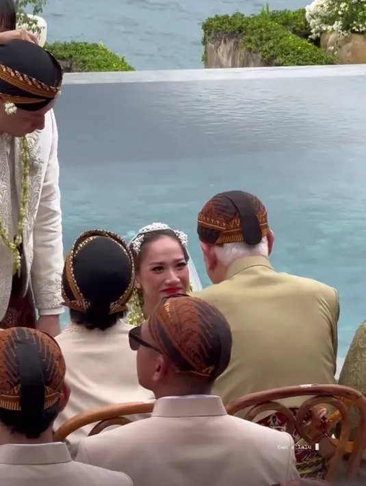 Pelukan dan restu dari sang mertua diberikan. BCL dapat restu untuk menikah lagi. [Instagram.com/sellyraimantra]
