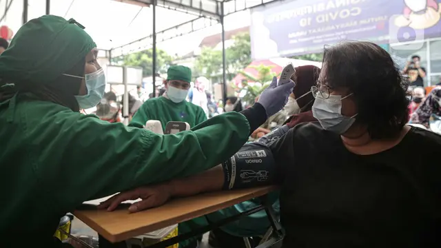 Vaksinasi Booster COVID-19 di Jakarta