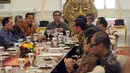 Presiden Joko Widodo tampak serius mendengarkan pimpinan DPD dan DPR RI saat rapat Konsultasi di Istana Merdeka, Jakarta, Senin (2/2/2015). Rapat konsultasi tersebut membahas isu terkini di dalam negeri. (Liputan6.com/Faizal Fanani)
