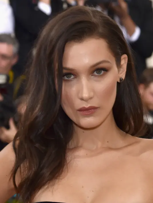Dengan balutan bikini hitam tersebut, tubuh Bella Hadid nampak tidak seksi, payudaranya berhasil menyita perhatian, tubuhnya pun dipenuhi tulang karena dirinya terlalu kurus. (AFP/Bintang.com)