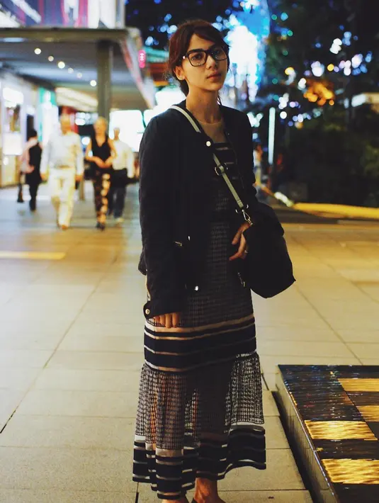 Walaupun gemar mendaki gunung, akan tetapi wajah Adinda Thomas tetap cantik menawan. (foto: instagram.com/adindathomas)