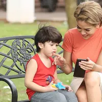 Nikita Mirzani tak lepas dari pemberitaan penuh sensasi dalam kesehariannya sebagai seorang selebriti. Namun siapa sangka di balik itu semua, Niki tetap menjalankan tugasnya sebagai seorang ibu. (Bambang E.Ros/Bintang.com)