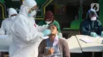 Petugas medis melakukan tes usap antigen di pusat perbelanjaan kawasan Cikarang, Kabupaten Bekasi, Jawa Barat, Kamis (27/05/2021). Pasca libur lebaran, Forkopimda Kabupaten Bekasi melakukan swab tes antigen kepada sekitar 202 pedagang guna mencegah penyebaran COVID-19. (Liputan6.com/Herman Zakharia)