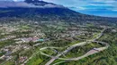 Foto udara memperlihatkan ruas Jalan Tol Bogor-Ciawi-Sukabumi (Bocimi) dengan latar belakang Gunung Salak di Cibadak, Kabupaten Sukabumi, Jawa Barat, Jumat (31/10/2025). (merdeka.com/Arie Basuki)
