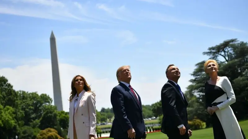 Melania dan Donald Trump (kanan) bergabung dengan Andrzej Duda dan istrinya Agata Kornhauser-Duda (kiri) meyaksikan jet tempur F-35 terbang di atas Gedung Putih (AFP Photo).