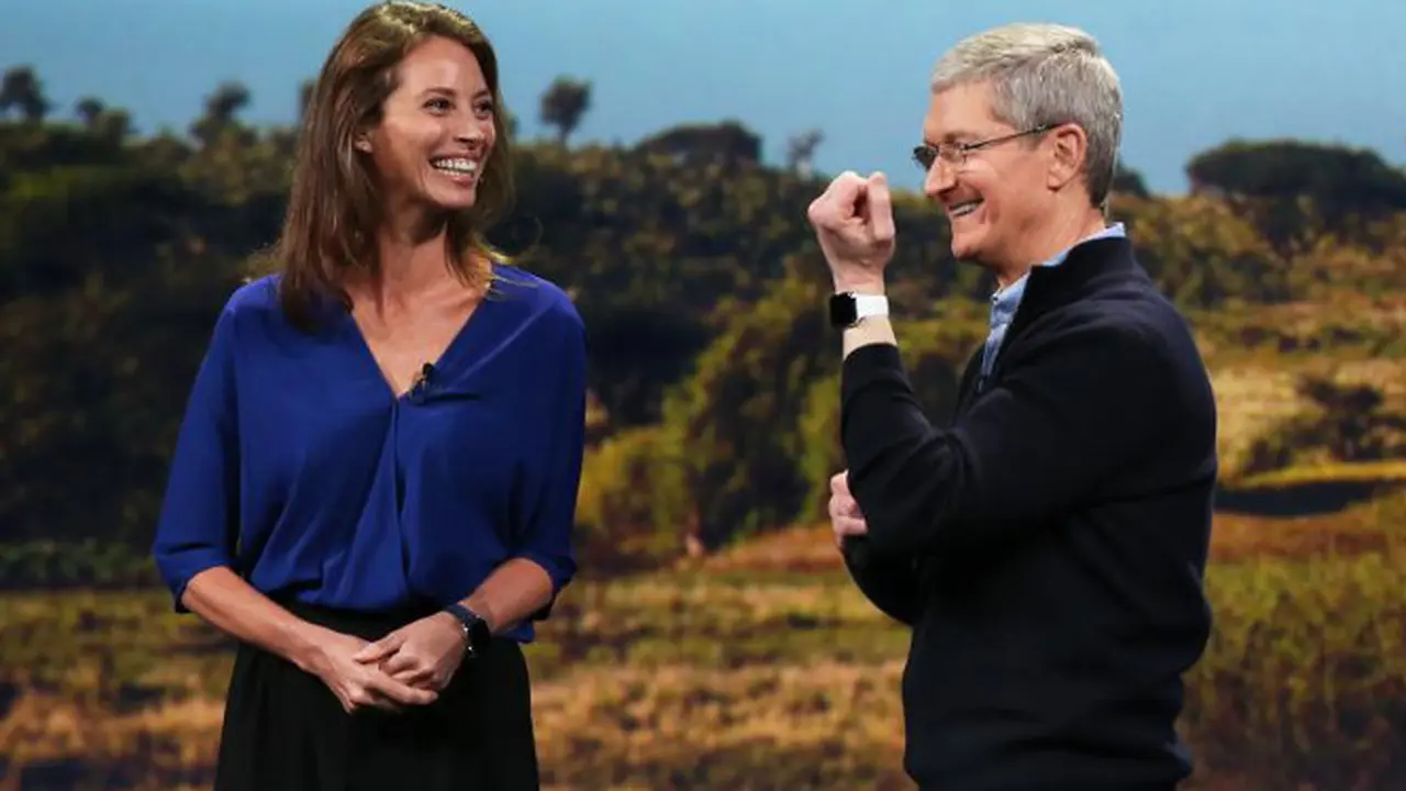 Christy Turlington & Tim Cook - Aplle Watch 0315