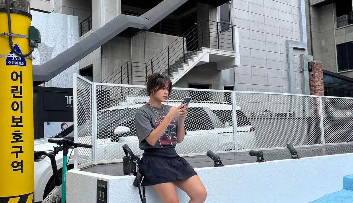 Raisa bergaya bak ABG pakai kaus abu-abu dan rok mini berwarna hitam. [Foto: Instagram/raisa6690]