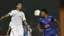 Striker Arema FC, Dedik Setiawan, saat melawan Persebaya Surabaya pada laga Piala Presiden 2019 di Stadion Kanjuruhan, Jumat (13/4). Arema FC menang 2-0 atas Persebaya. (Bola.com/Yoppy Renato)