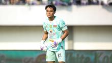 Kiper&nbsp;Persebaya Surabaya,&nbsp;Ernando Ari, pada saat berhadapan dengan Persita Tangerang&nbsp;pada pekan kedua BRI Super League 2025/2026 di Indomilk Arena, Sabtu (16/8/2025). (Bola.com/ Abdul Aziz)