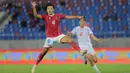 Pemain Timnas Indonesia U-22, Kadek Arel melakukan duel dengan pemain Myanmar U-22 pada pertandingan SEA Games 2025 di 700th Anniversary Stadium, Chiang Mai, Jumat (12/12/2025). (Bola.com/Bagaskara Lazuardi)