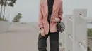 <p>Memadukan pink dan hitam memang tidak pernah salah. Alyssa Soebandono pun melakukan hal serupa dengan memadukan outfit serba hitamnnya dengan blazer berwarna hitam. (instagram/ichasoebandono)</p>