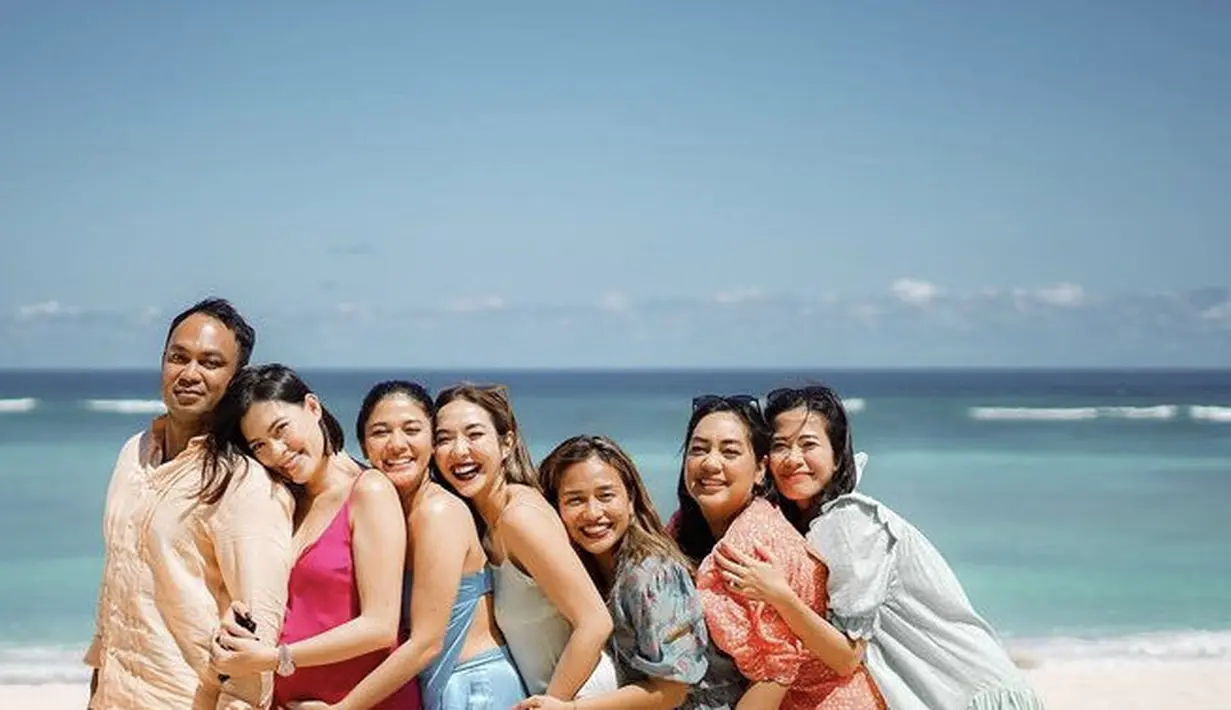 Bersama teman yang lain, nampak Naysilla mengenakan atasan dan celana biru. Lalu Gisela tampil demhan dressnya saat di pantai. @gisel_la 