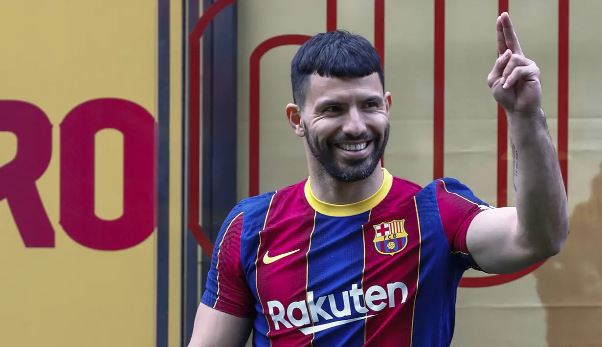 Sergio Aguero berpose di lapangan Stadion Camp Nou selama presentasi resminya sebagai pemain baru FC Barcelona di stadion Camp Nou, Barcelona (31/05/2021). Merka telah menandatangani kontrak hingga tahun 2023 dengan klausal pembelian 100 juta Euro. (Foto: AP Photo/Joan Monfort)
