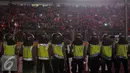 Aparat kepolisian berjaga di pinggir lapangan saat laga Persija melawan PS TNI di Stadion GBK Jakarta, Jumat (10/6). Ribuan suporter Persija melakukan aksi meminta pengungkapan kasus tewasnyaM Fahreza (13/5) lalu. (Liputan6.com/Helmi Fithriansyah)