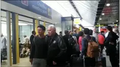 Rio Haryanto tiba di Bandara Tullamarine, Melbourne, Australia, Selasa (15/3/2016). Kedatangannya langsung disambut oleh para penggemarnya termasuk bapak ini yang rela bangkit dari kursi rodanya demi foto bersama Rio.