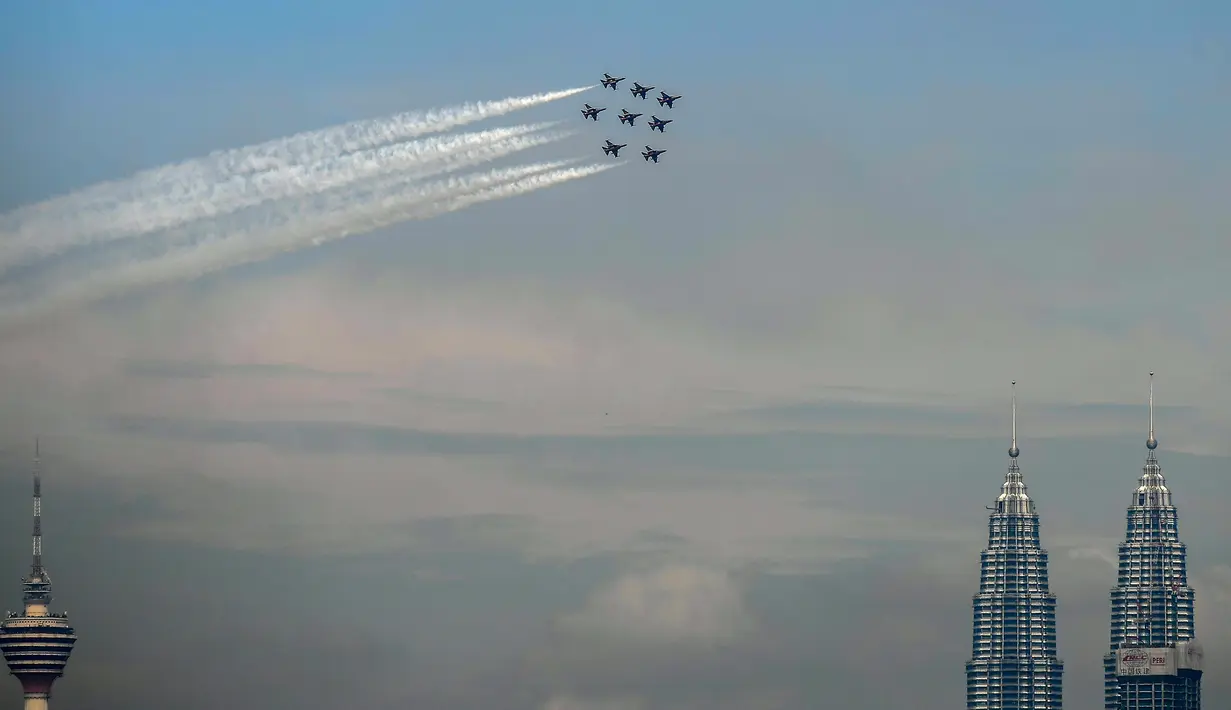 Akis jet T-50 tim Aerobatik angkatan udara Korea Selatan menunjukkan kemampuan penerbangan tingkat dalam Pameran Maritim dan Dirgantara Langkawi Internasional (LIMA) di Kuala Lumpur, Malaysia (29/3). (AFP Photo / Mohd Rasfan)