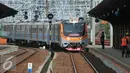 PT Kereta Api Indonesia (KAI) kembali mengoperasikan lintas Jakarta Kota-Tanjung Priok, Jakarta, Senin (21/12). Pengoperasian rute akan difasilitasi oleh commuter line yang dioperasikan oleh PT KAI Commuter Jabodetabek (KCJ). (Liputan6.com/Yoppy Renato)