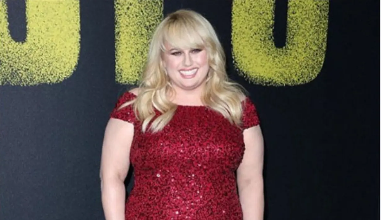 <p>Rebel Wilson mengenakan long red sequin dari Adrianna Papel yang dipadukan dengan clutch dari Judith Leiber di premiere Pitch Perfect 3 (instagram/rebelwilson)</p>