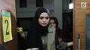 Rosmanizar memasuki ruang sidang Pengadilan Agama Jakarta Timur, Kamis (16/8). Rosmanizar menghadiri sidang cerai perdana tanpa kehadiran Enji dengan agenda mediasi. (Liputan6.com/Herman Zakharia)