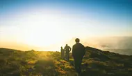 Rutinitas Skincare Sebelum dan Sesudah Mendaki Gunung yang Wajib Dilakukan