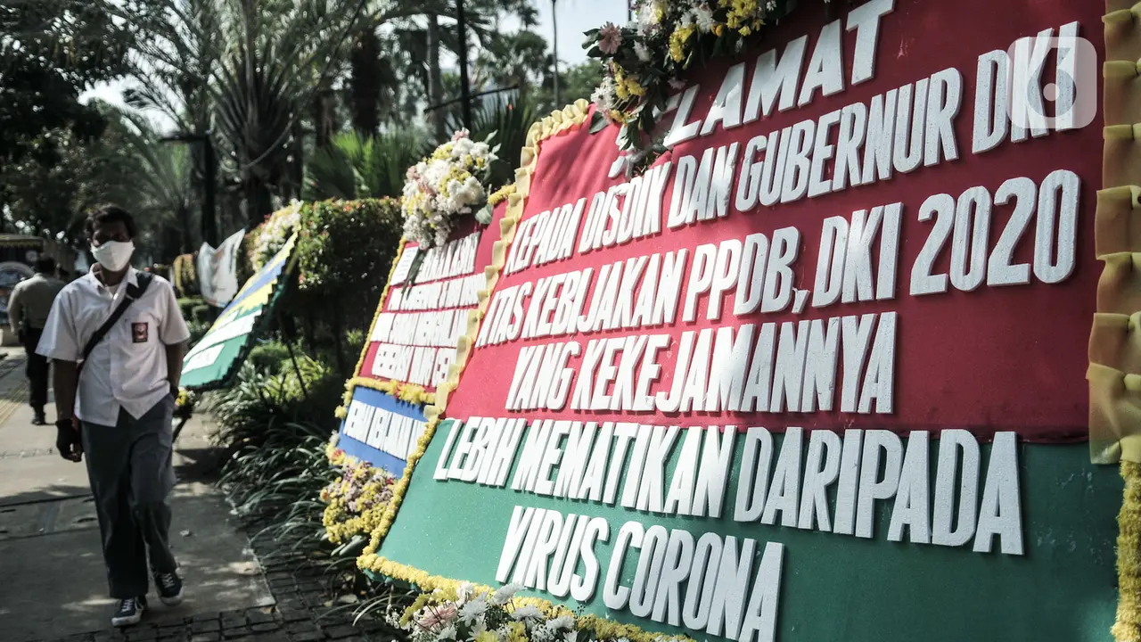 Orang Tua Murid Kirim Karangan Bunga ke Balai Kota