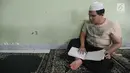 Semangat santri tunanetra belajar membaca Alquran braile di Pesantren Raudlatul Makfufin, Serpong, Tangsel, Banten, Rabu (23/5). Selain mencetak Alquran braile, pesantren ini juga memberi pengajaran kepada santri tunanetra. (Merdeka.com/Arie Basuki)