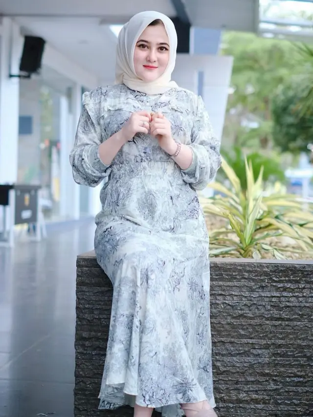 Istri Cantik Briptu Mustakim, Bak Barbie Hidup