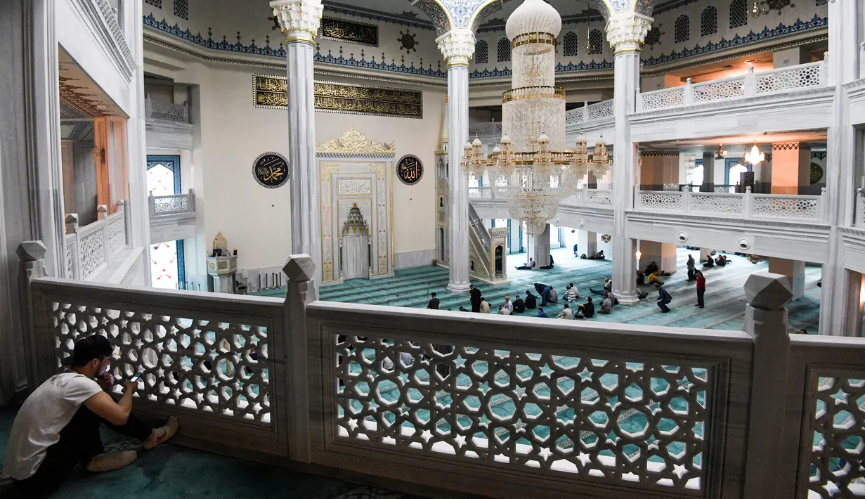 Suasana di Masjid Katedral Moskow, Rusia, Kamis (23/5/2019). Masjid yang dibangun pada tahun 1904 ini selalu ramai oleh aktivitas umat muslim selama Ramadan. (Kirill KUDRYAVTSEV/AFP)