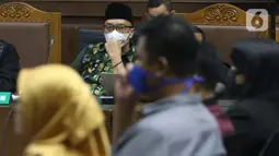 Terdakwa kasus suap dana hibah Kemenpora kepada KONI, Imam Nahrawi menyimak keterangan saksi saat menjalani sidang lanjutan di Pengadilan Tipikor Jakarta, Rabu (18/3/2020). Sidang lanjutan ini menyimak keterangan saksi-saksi. (Liputan6.com/Helmi Fithriansyah)