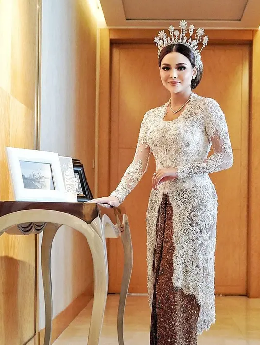 Video tersebut diunggah di channel Youtube The Hermansyah A6, namun setelah lagu terbarunya rilis, nampaknya video tersebut telah dihapus. Video tersebut berjudul "Persembahan Cinta, Anang Siap Melepas Aurel Hermansyah." (Instagram/verakebaya)