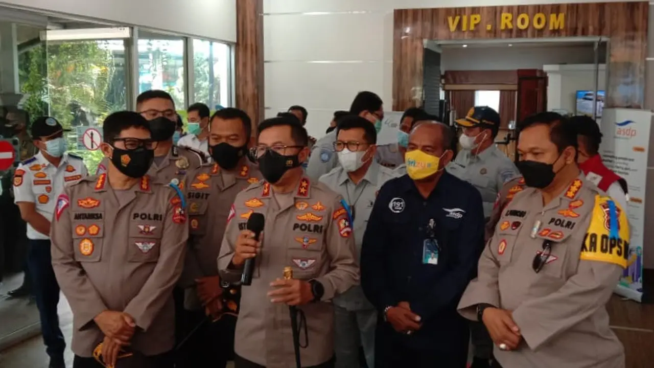 Kakorlantas, Irjen Pol Istiono Di Pelabuhan Merak, Kota Cilegon, Banten. (Kamis, 22/04/2021). (Lputan6.com/Yandhi Deslatama).