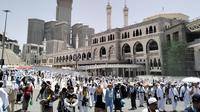 Suasana kepadatan di sekitar kawasan Masjidil Haram pada musim haji 2025. (dok. MCH 2025)